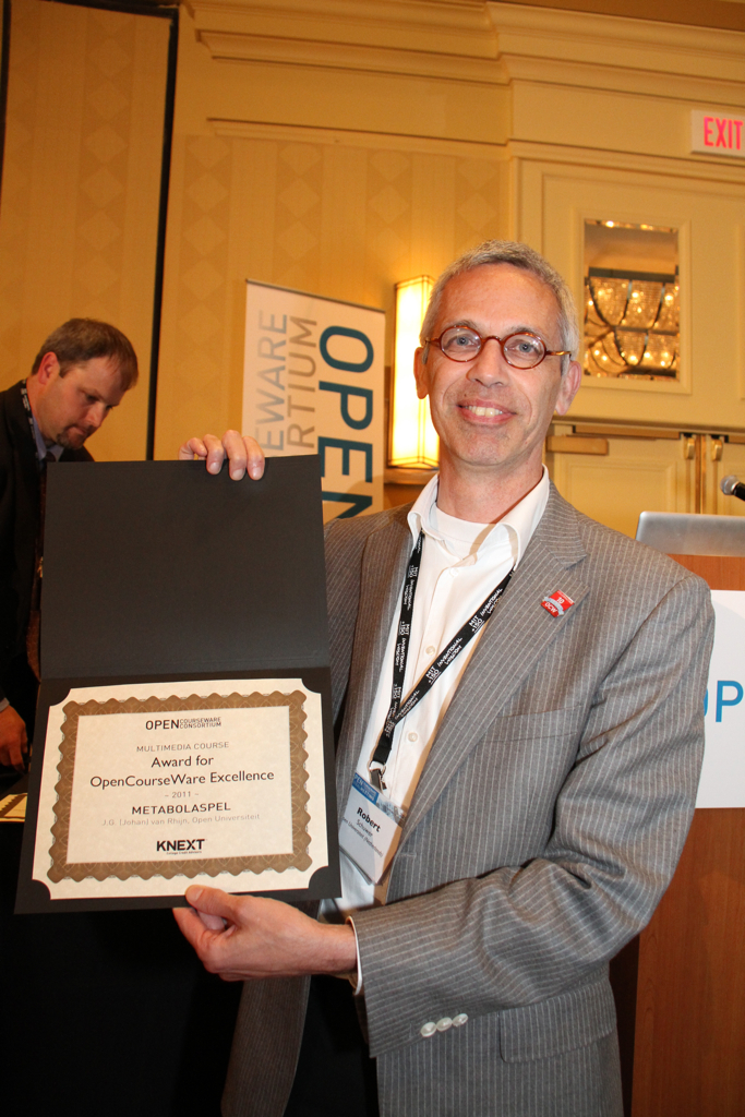 Robert Schuwer with the award for one of the OU-courses